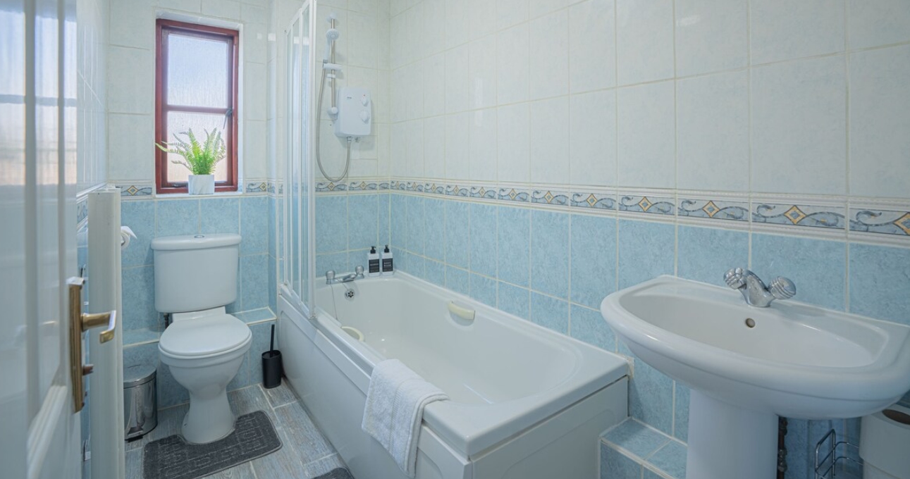 Dining area in 5 bedroom Banbury property